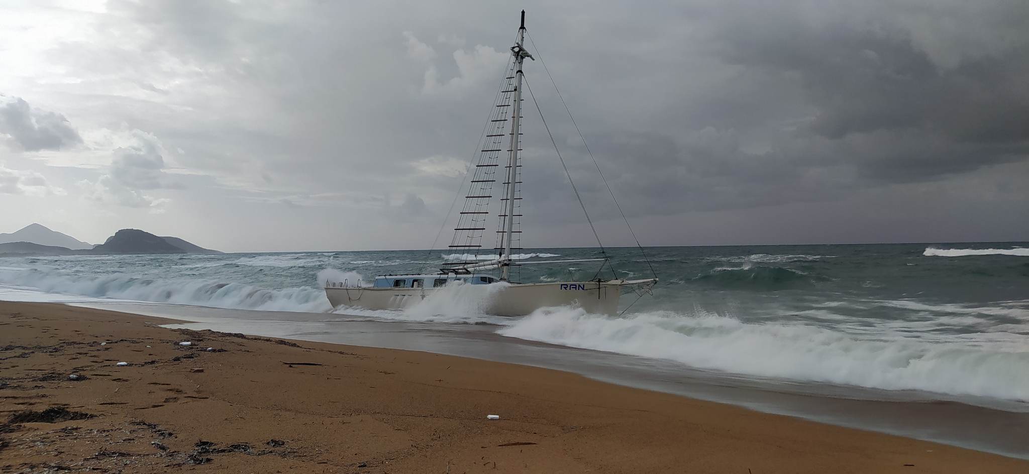 Μεσσηνία: Ακυβέρνητο ιστιοφόρο εντοπίστηκε στην παραλία Χρυσή Ακτή, στο Μάτι Γαργαλιάνων