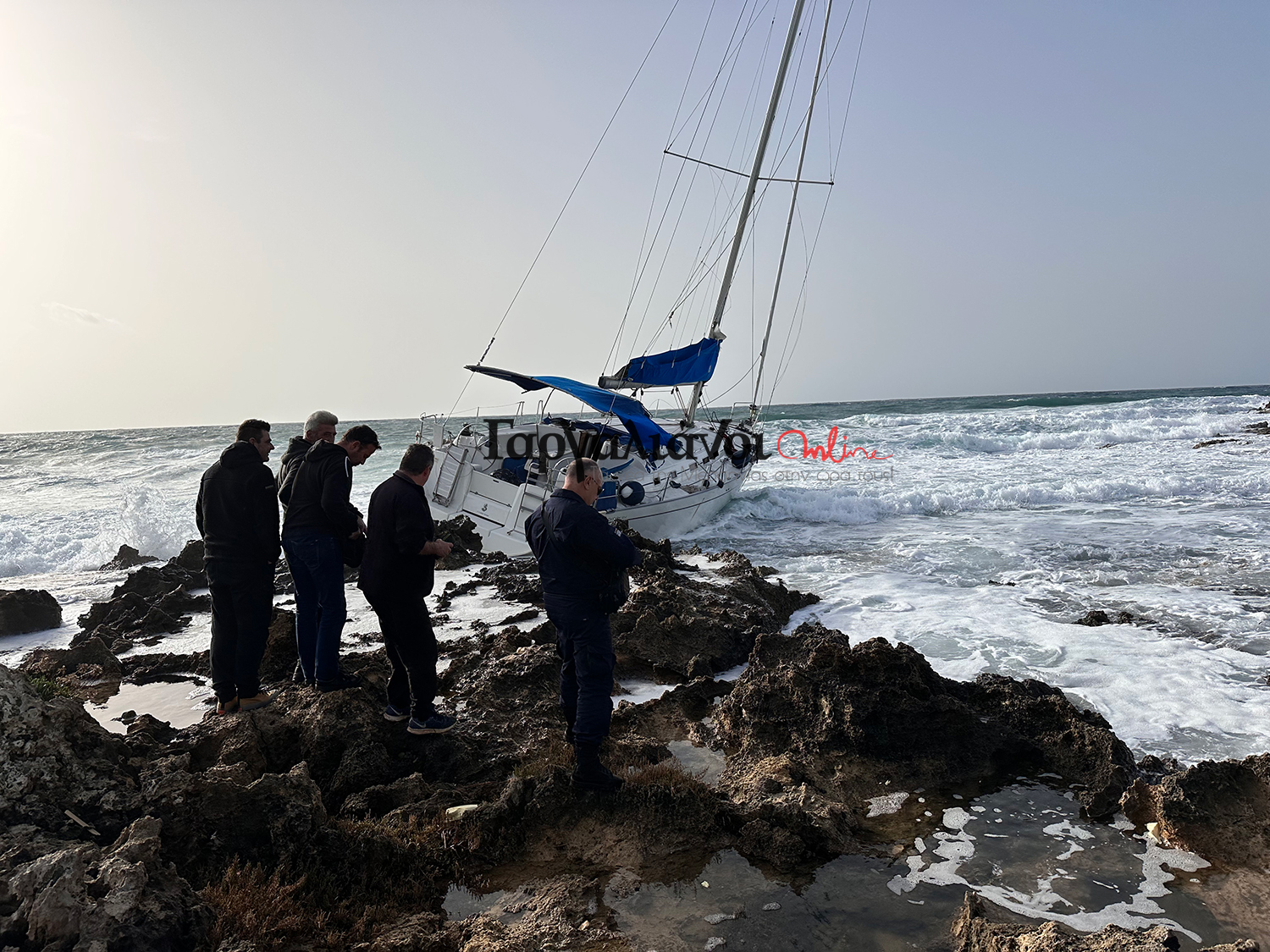 Μεσσηνία: Μυστήριο με ακυβέρνητο ιστιοφόρο, που ξέβρασε η θάλασσα στη Μαραθόπολη (Photos)